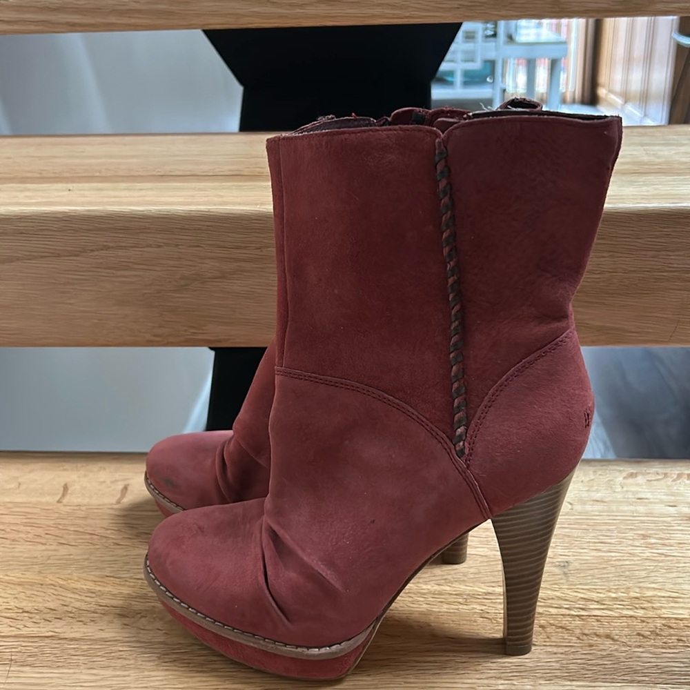 Ugg leather boots size 9 nwt